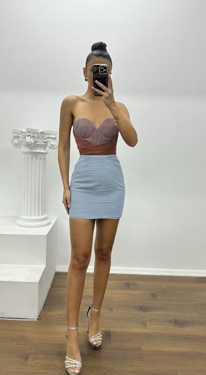 Vestido corto de noche sin tirantes con diseño personalizado y bloques de color plisado