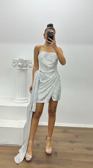 Vestido de noche plateado sin tirantes con lentejuelas de diseño especial