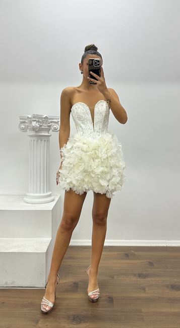 Vestido de noche corto de diseño especial con apliques de flores blancas abullonadas y pedrería