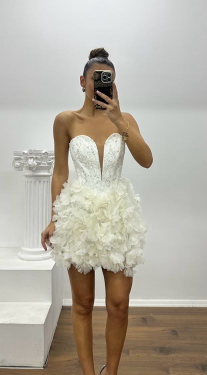 Vestido de noche corto de diseño especial con apliques de flores blancas abullonadas y pedrería