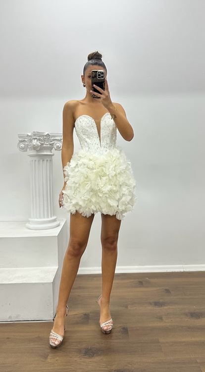 Vestido de noche corto de diseño especial con apliques de flores blancas abullonadas y pedrería