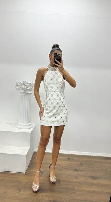 Vestido de noche corto de diseño especial con cuello halter y detalles de piedras blancas