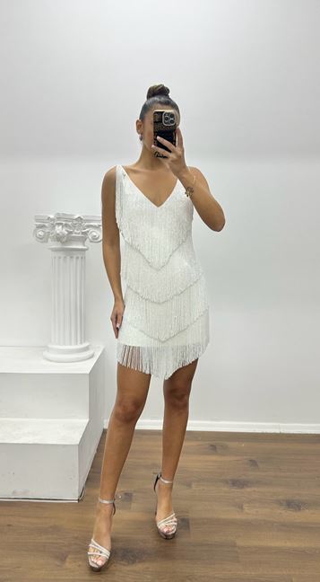 Vestido de noche corto blanco con flecos y diseño especial