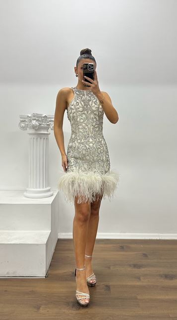 Vestido de noche de diseño especial con detalle de plumas bordadas en piedra blanca