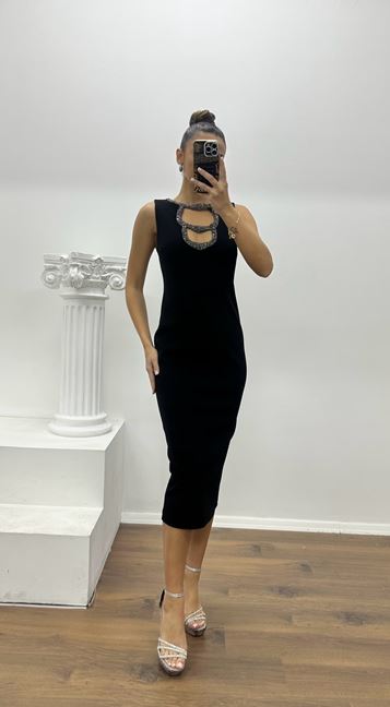Vestido de noche midi de diseño especial con cuello negro y detalle bordado.