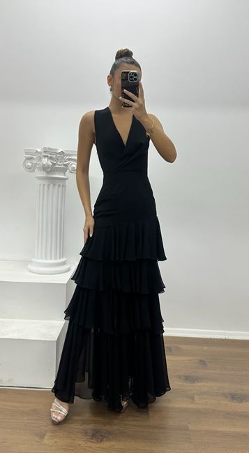 Vestido de noche negro de diseño especial con capas