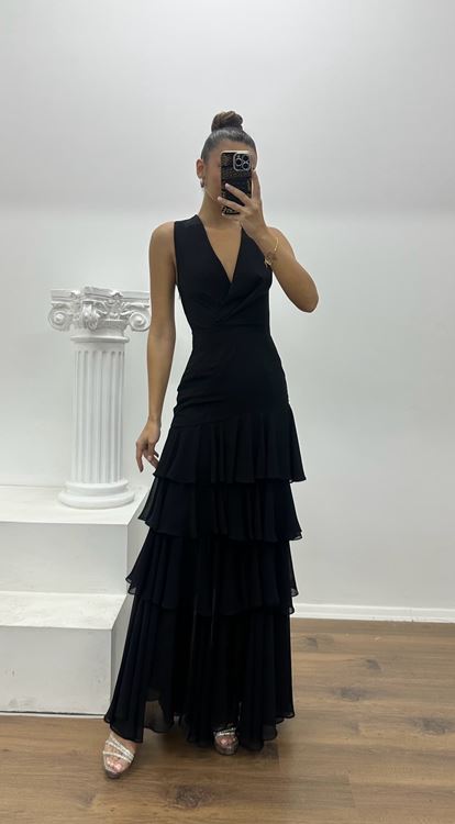 Vestido de noche negro de diseño especial con capas