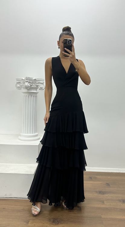 Vestido de noche negro de diseño especial con capas