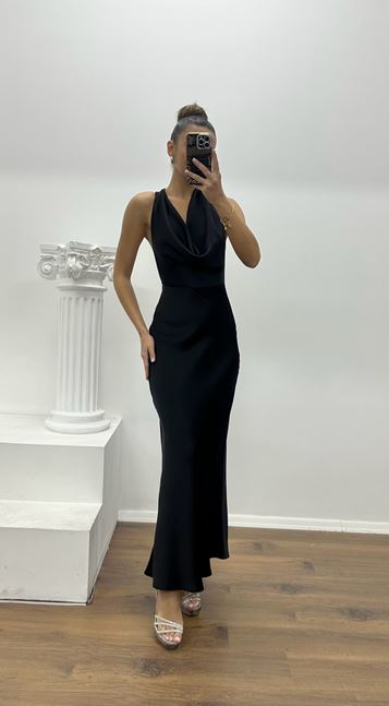 Vestido de noche de diseño especial con detalle en la espalda negra