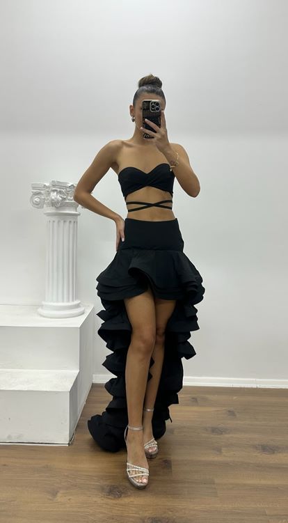 Traje de noche de diseño especial con falda negra, corpiño con volantes