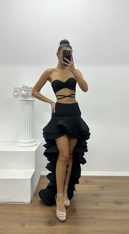 Traje de noche de diseño especial con falda negra, corpiño con volantes