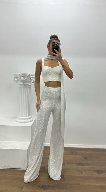 Traje de noche de diseño especial con pantalón blanco, corpiño y lentejuelas