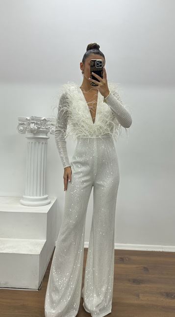 Vestido de noche de diseño especial con lentejuelas y detalle de plumas blancas