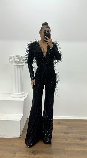 Vestido de noche de diseño especial con lentejuelas y detalles de plumas negras