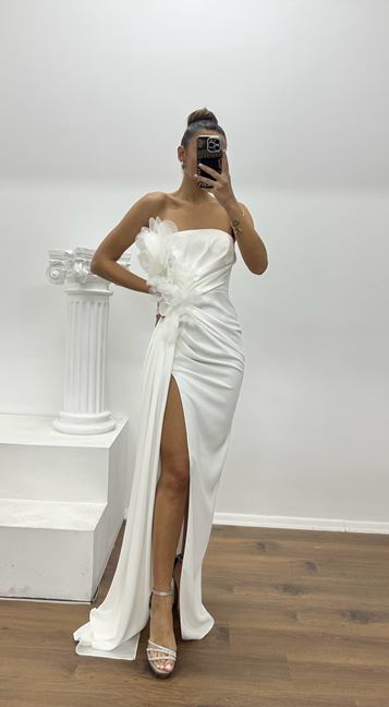Vestido de noche blanco sin tirantes con detalle floral y diseño especial