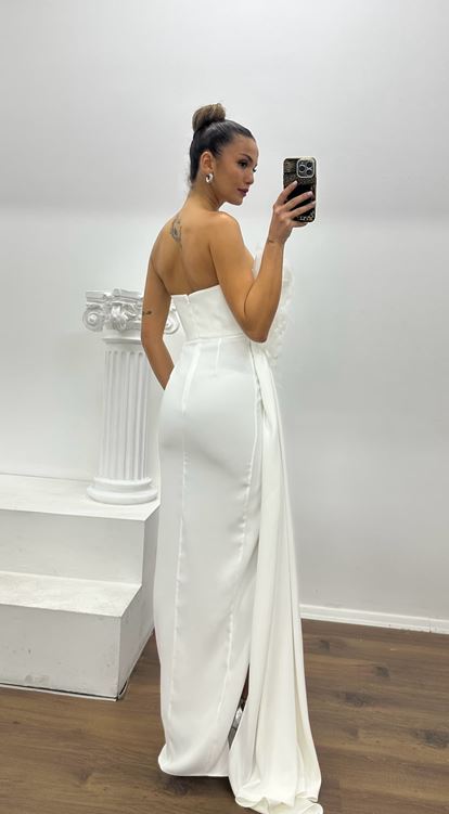 Vestido de noche blanco sin tirantes con detalle floral y diseño especial