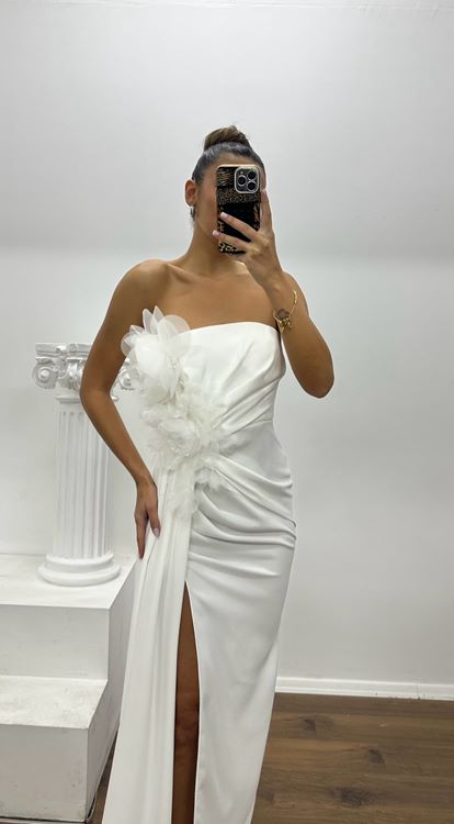 Vestido de noche blanco sin tirantes con detalle floral y diseño especial