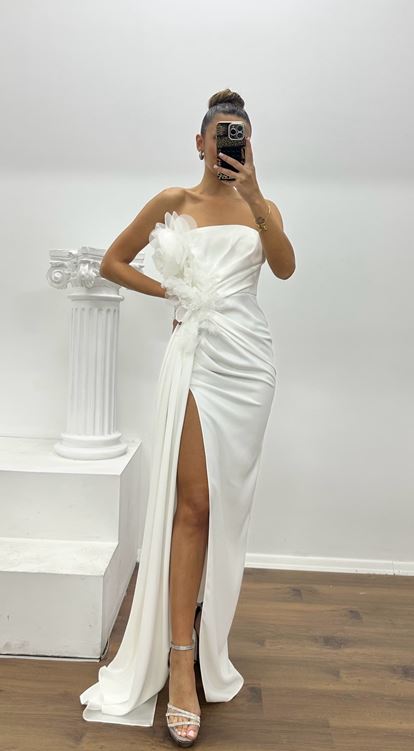 Vestido de noche blanco sin tirantes con detalle floral y diseño especial