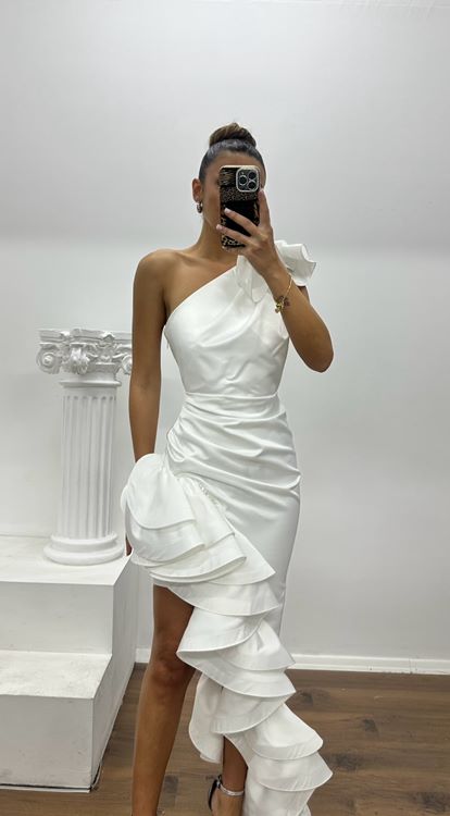 Vestido de noche blanco asimétrico de un solo hombro con diseño especial en satén y forma de pared