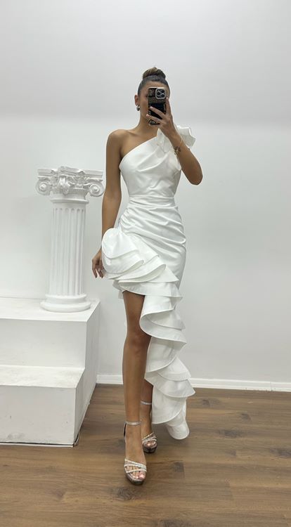 Vestido de noche blanco asimétrico de un solo hombro con diseño especial en satén y forma de pared