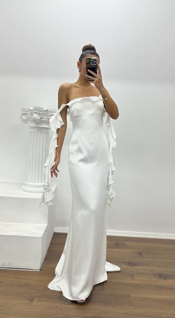 Vestido de noche blanco con volantes y diseño especial