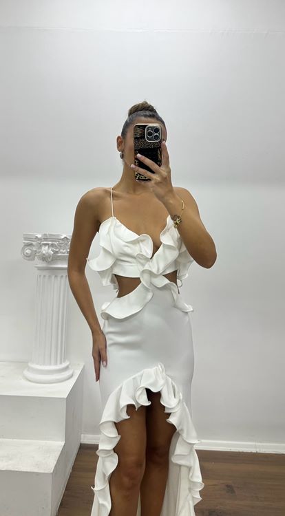 Vestido de noche blanco de diseño especial con tirantes finos y volantes