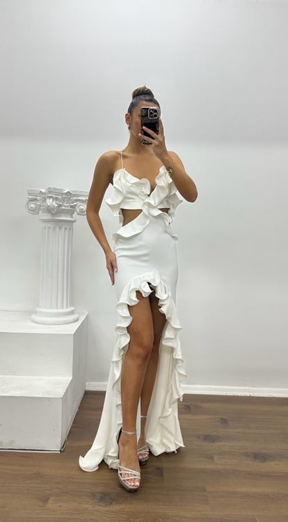 Vestido de noche blanco de diseño especial con tirantes finos y volantes