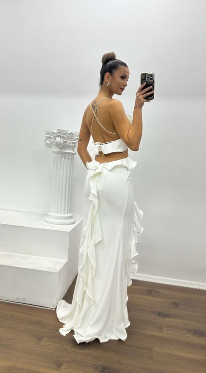 Vestido de noche blanco de diseño especial con tirantes finos y volantes