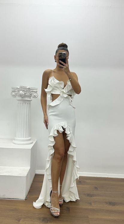 Vestido de noche blanco de diseño especial con tirantes finos y volantes