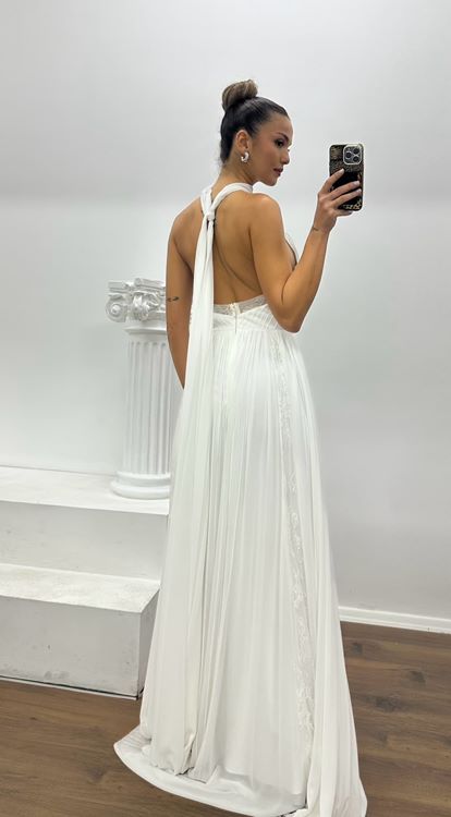 Vestido de noche blanco con diseño especial, escote halter y detalles plisados