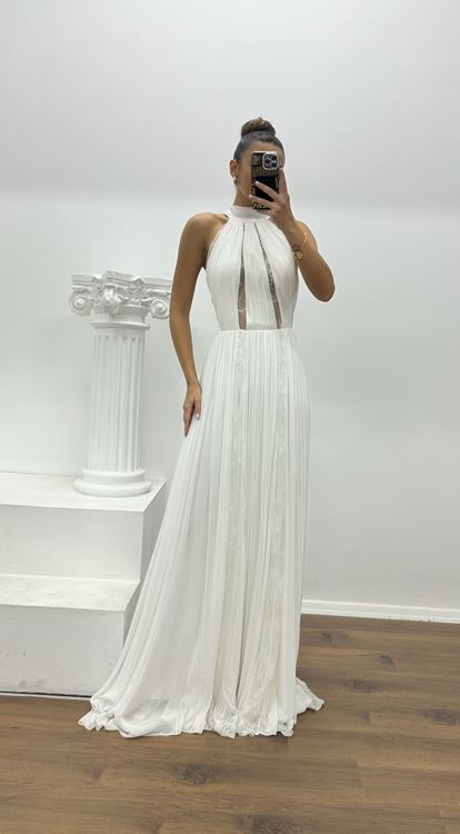 Vestido de noche blanco con diseño especial, escote halter y detalles plisados