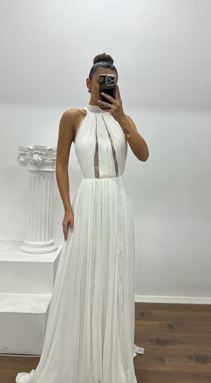 Vestido de noche blanco con diseño especial, escote halter y detalles plisados