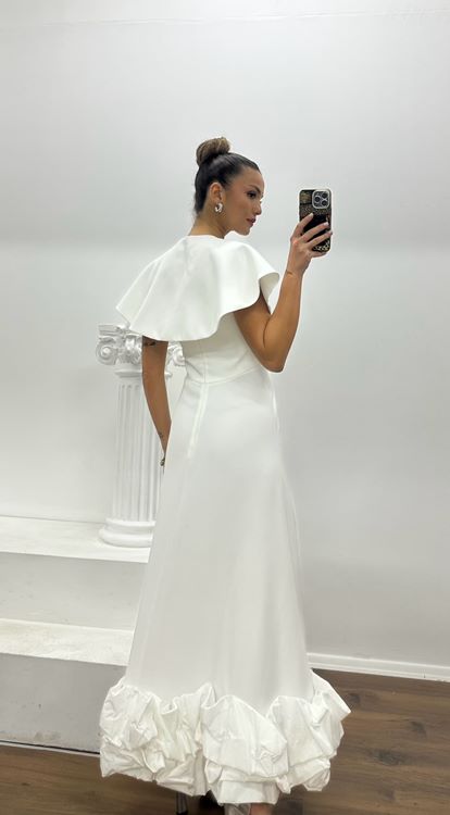 Beyaz Pelerin Detaylı Volanlı Özel Tasarım Abiye Elbise