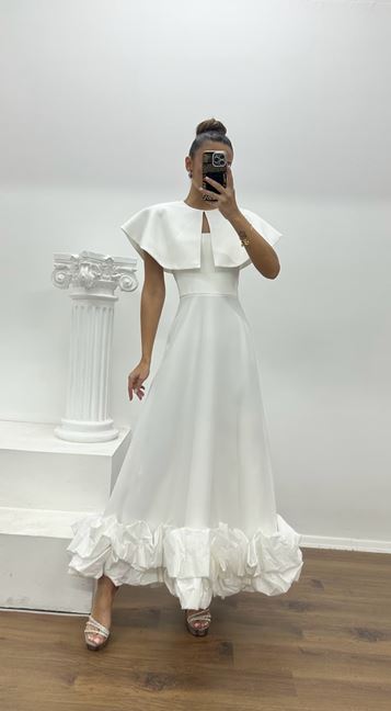 Vestido de noche de diseño especial con capa blanca y volantes detallados