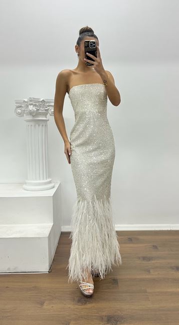 Vestido de noche blanco sin tirantes con detalle de plumas brillantes de diseño especial