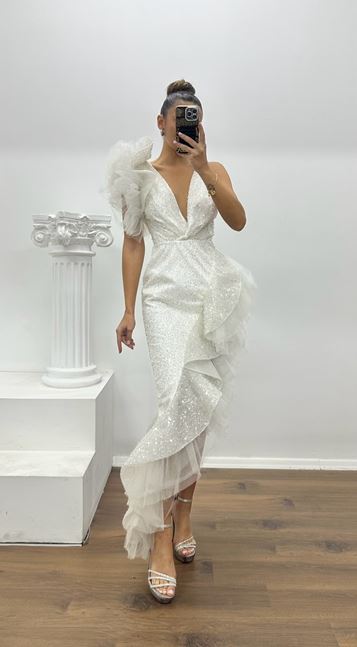 Vestido de noche blanco asimétrico con escote en V y diseño especial