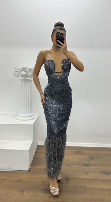 Vestido de noche de diseño especial, sin tirantes, con escote corazón, bordado y detalles de plumas, color índigo.