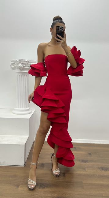 Vestido de noche rojo de diseño especial con volante y corte asimétrico