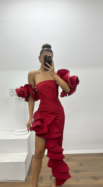 Vestido de noche rojo de tafetán con corte asimétrico y volantes, diseño especial