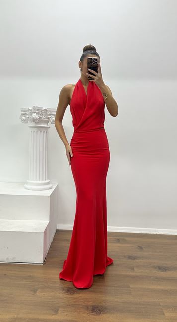 Vestido de noche rojo con escote halter y detalle en la cintura, diseño especial.