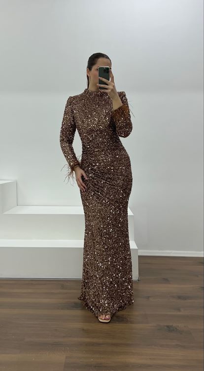 Abito da sera in paillettes con dettagli in piume e maniche color rame, taglie forti
