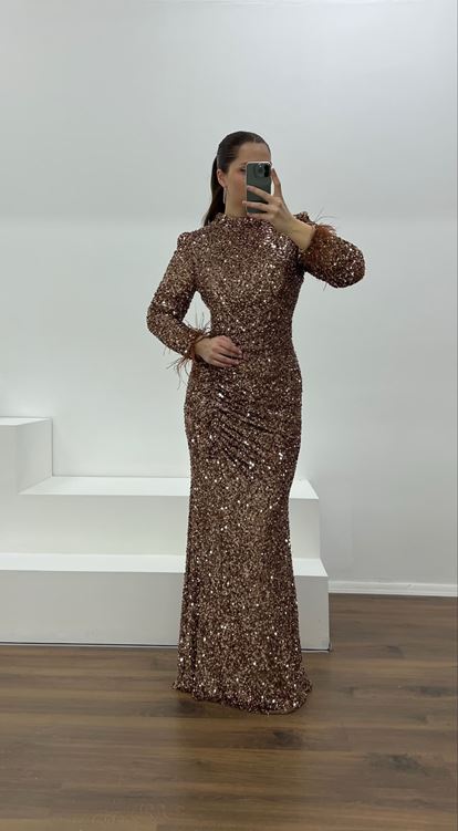 Abito da sera in paillettes con dettagli in piume e maniche color rame, taglie forti