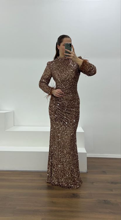 Abito da sera in paillettes con dettagli in piume e maniche color rame, taglie forti