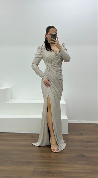 Abito da sera glitterato con scollo a V in visone per taglie forti