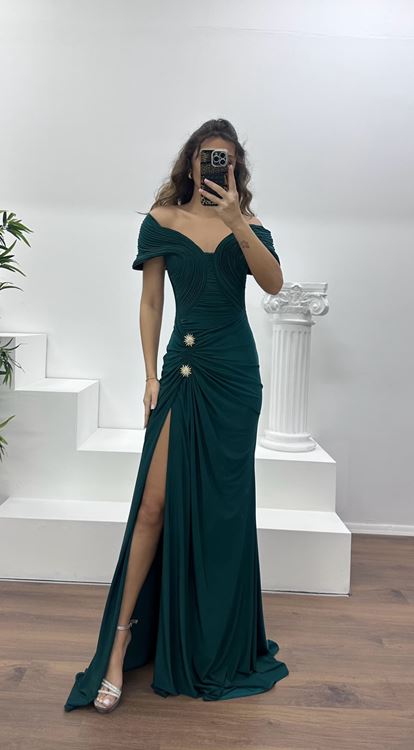 Zümrüt Kayık Yaka Broş Detay Abiye Elbise