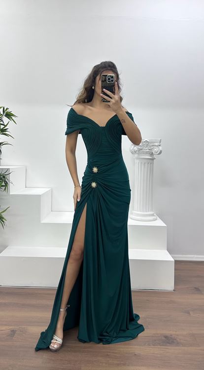 Zümrüt Kayık Yaka Broş Detay Abiye Elbise