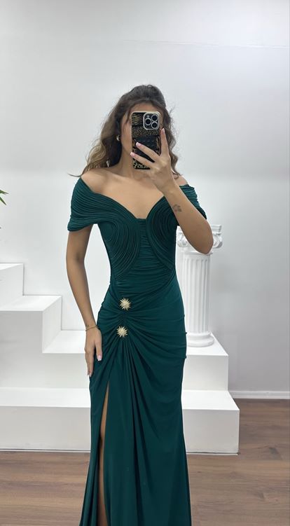 Zümrüt Kayık Yaka Broş Detay Abiye Elbise