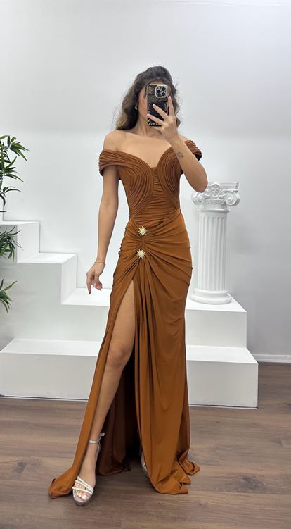 Bakır Kayık Yaka Broş Detay Abiye Elbise