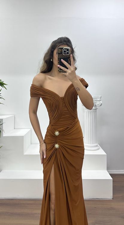 Bakır Kayık Yaka Broş Detay Abiye Elbise