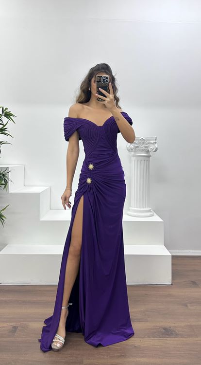 Lila Abendkleid mit U-Boot-Ausschnitt und Brosche-Detail